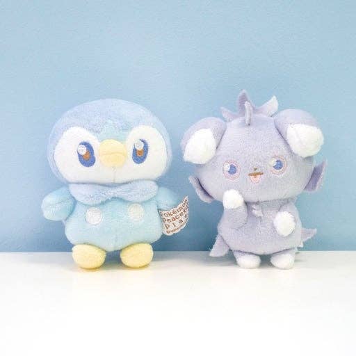 Pokemon Poképiece Plush Keychain – Rowlet - Lifestyle 2 - Prism & Pocket
